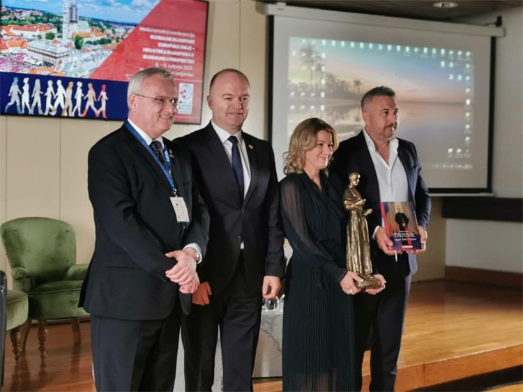 Slika /Ministarstvo demografije i useljeništva/Ministar uručivanje nagrade 3.jpg